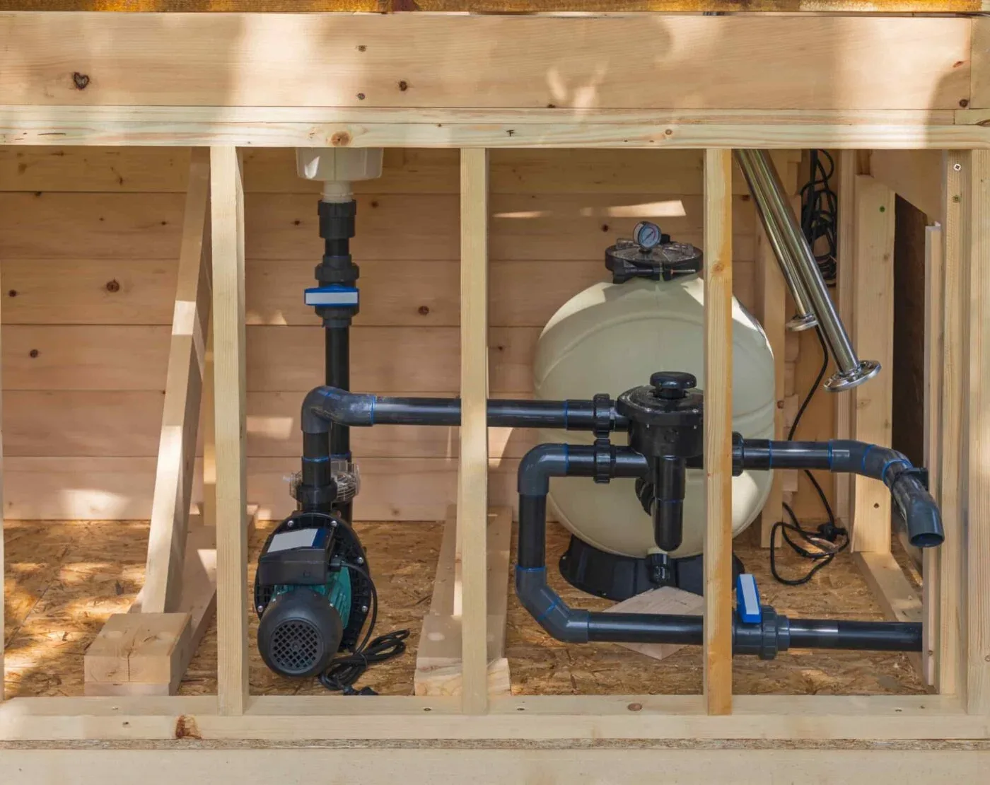 Technicien installant une pompe de puits résidentielle