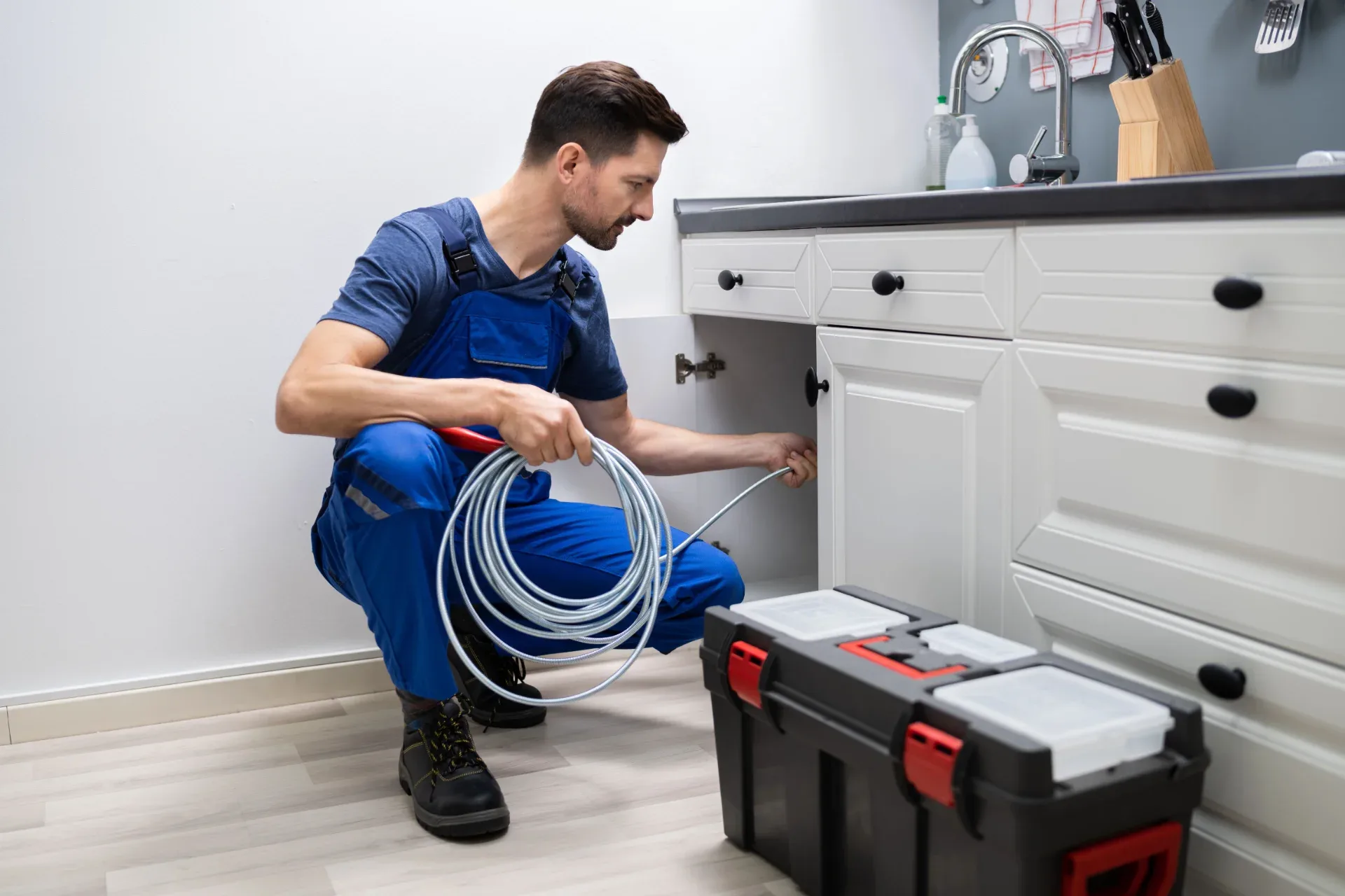 Plombier effectuant un débouchage de drain à Brossard